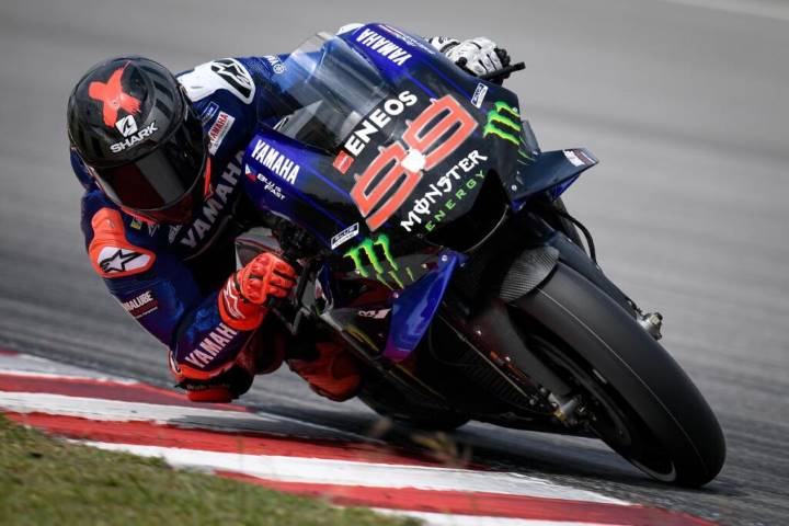 Jorge Lorenzo pilotando la Yamaha durante los últimos test de MotoGP en Sepang