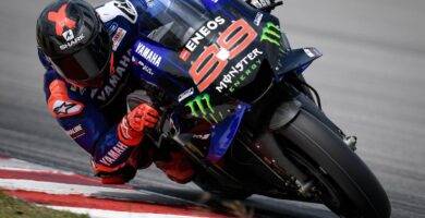 Jorge Lorenzo pilotando la Yamaha durante los últimos test de MotoGP en Sepang