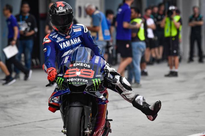 Jorge Lorenzo saliendo del pit lane con la Yamaha durante los test de Sepang de MotoGP