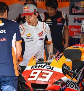 Marc Márquez en su box durante los test de Qatar de MotoGP mercado