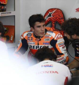 Marc Márquez en el box de Honda durante los test de Sepang de MotoGP