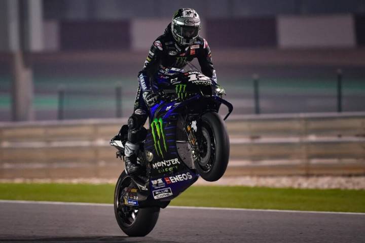 Maverick Viñales pilota su Yamaha en el circuito de Qatar durante los últimos entrenamientos de MotoGP
