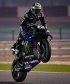 Maverick Viñales pilota su Yamaha en el circuito de Qatar durante los últimos entrenamientos de MotoGP