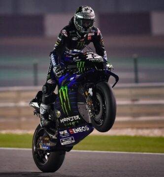 Maverick Viñales pilota su Yamaha en el circuito de Qatar durante los últimos entrenamientos de MotoGP