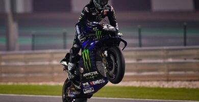 Maverick Viñales pilota su Yamaha en el circuito de Qatar durante los últimos entrenamientos de MotoGP