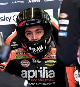 Aleix Espargaró en su box durante los últimos entrenamientos de MotoGP en Qatar