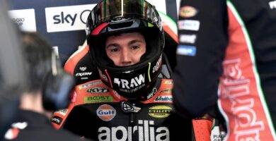 Aleix Espargaró en su box durante los últimos entrenamientos de MotoGP en Qatar