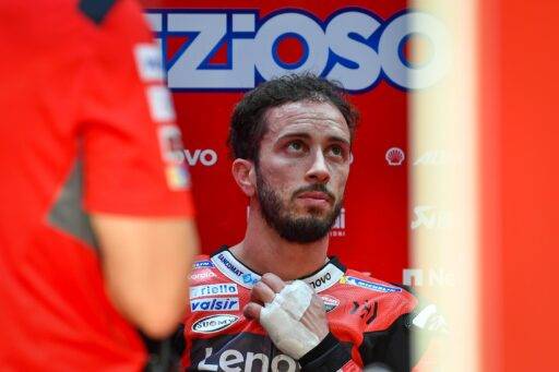 Andrea Dovizioso en el box de Ducati durante los test de Qatar de MotoGP