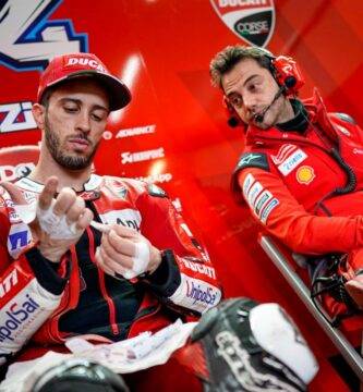 Andrea Dovizioso en el box de Ducati durante una carrera de MotoGP