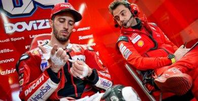 Andrea Dovizioso en el box de Ducati durante una carrera de MotoGP