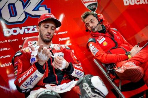 Andrea Dovizioso en el box de Ducati durante una carrera de MotoGP