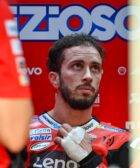 Andrea Dovizioso en el box de Ducati durante los últimos test de MotoGP en Qatar