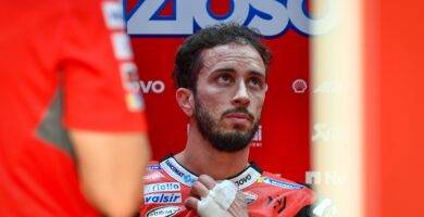 Andrea Dovizioso en el box de Ducati durante los últimos test de MotoGP en Qatar