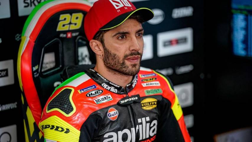 Andrea Iannone en el box de Aprilia durante una carrera de MotoGP