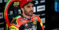 Andrea Iannone en el box de Aprilia durante una carrera de MotoGP