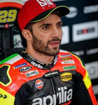 Andrea Iannone en el box de Aprilia durante una carrera de MotoGP