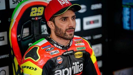 Andrea Iannone en el box de Aprilia durante una carrera de MotoGP