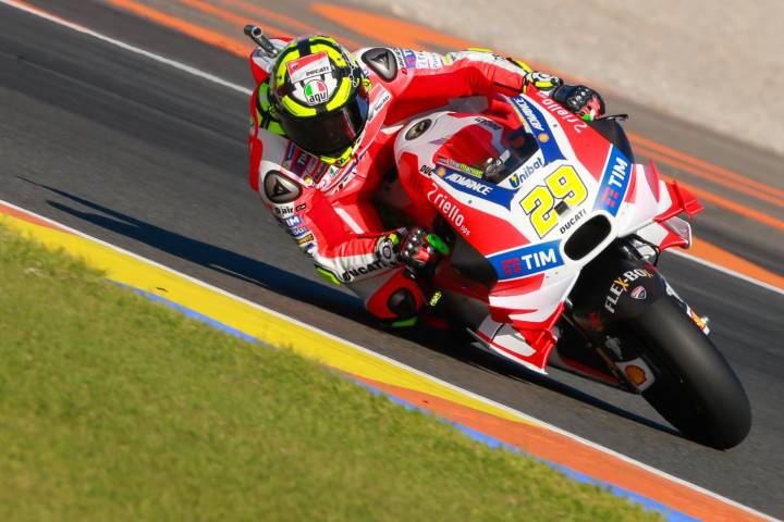 Andrea Iannone pilotando la Ducati durante una carrera de MotoGP
