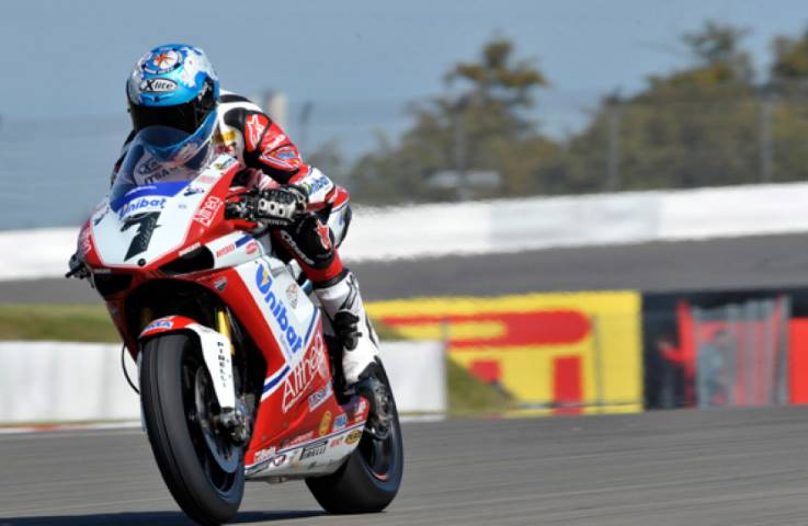 Carlos Checa pilotando la Ducati de WorldSBK