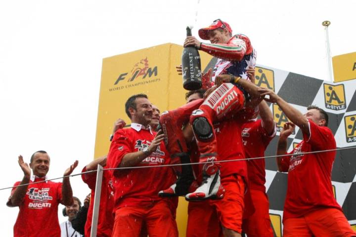 Casey Stoner celebrando un podio en MotoGP durante su etapa en Ducati