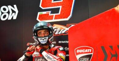 Danilo Petrucci en el box de Ducati durante los últimos test de MotoGP en Qatar