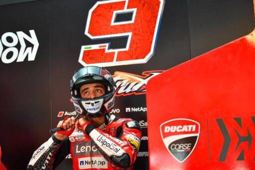 Danilo Petrucci en el box de Ducati durante los últimos test de MotoGP en Qatar