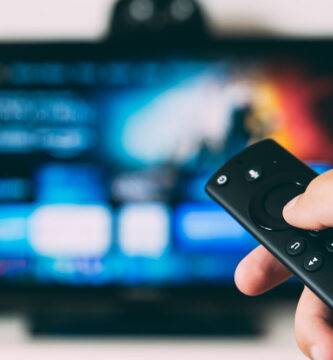 Una persona maneja el mando a distancia de su televisor.