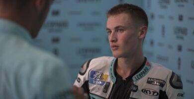 Jaume Masià en el box del Leopard durante el Gran Premio de Qatar de Moto3