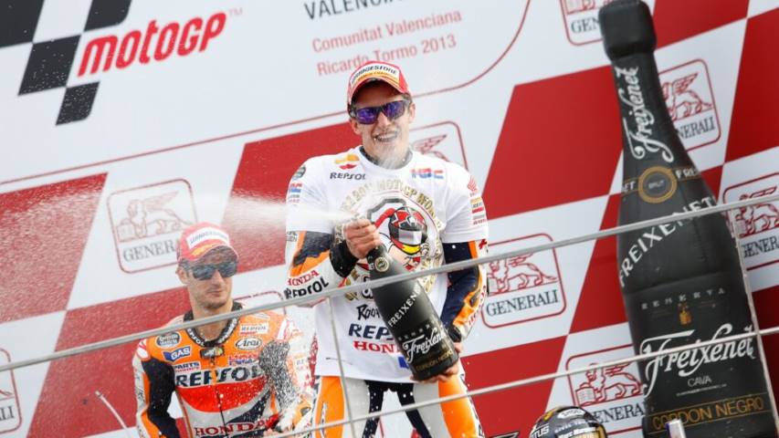 Marc Márquez celebrando un podio de MotoGP con Honda