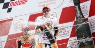 Marc Márquez celebrando un podio de MotoGP con Honda