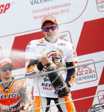Marc Márquez celebrando un podio de MotoGP con Honda
