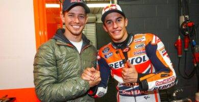 Casey Stoner y Marc Márquez en el box de Honda durante una carrera de MotoGP