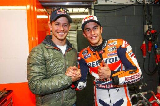 Casey Stoner y Marc Márquez en el box de Honda durante una carrera de MotoGP