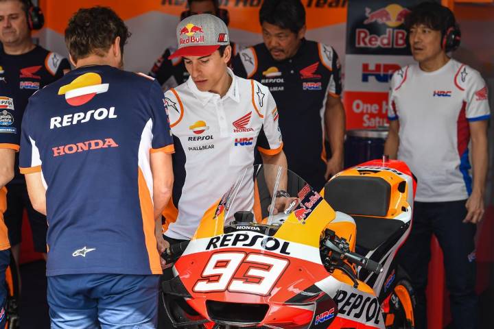 Marc Márquez en su box durante los últimos test de MotoGP en Qatar junto a su Honda