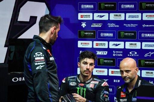 Maverick Viñales en el box de Yamaha durante los últimos entrenamientos de MotoGP en Qatar