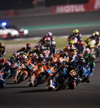 Salida de la carrera de la categoría de Moto2 en el Gran Premio de Qatar