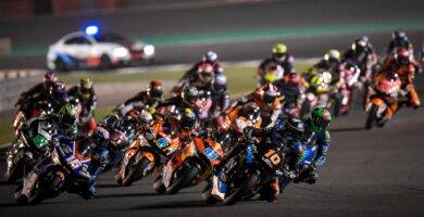 Salida de la carrera de la categoría de Moto2 en el Gran Premio de Qatar
