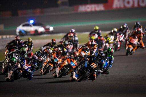 Salida de la carrera de la categoría de Moto2 en el Gran Premio de Qatar