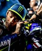 Valentino Rossi junto a la Yamaha de MotoGP