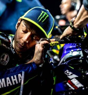 Valentino Rossi junto a la Yamaha de MotoGP
