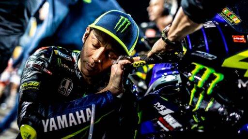 Valentino Rossi junto a la Yamaha de MotoGP