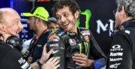 Valentino Rossi durante un GP de MotoGP en el box de Yamaha