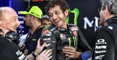 Valentino Rossi durante un GP de MotoGP en el box de Yamaha