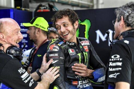 Valentino Rossi durante un GP de MotoGP en el box de Yamaha