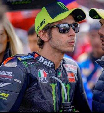 Valentino Rossi y Uccio Salucci durante una carrera de MotoGP