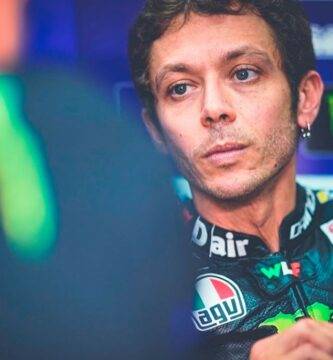 Valentino Rossi en el box del Monster Energy Yamaha durante los últimos test de pretemporada de MotoGP en Qatar