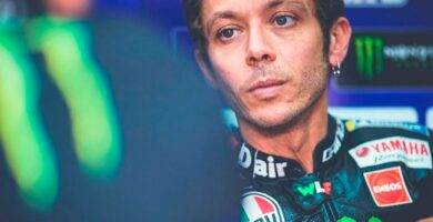 Valentino Rossi en el box del Monster Energy Yamaha durante los últimos test de pretemporada de MotoGP en Qatar