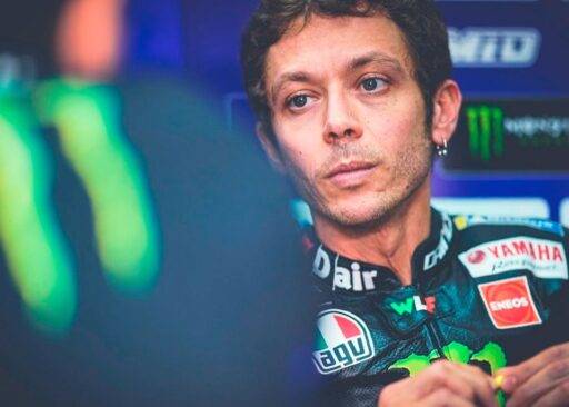 Valentino Rossi en el box del Monster Energy Yamaha durante los últimos test de pretemporada de MotoGP en Qatar