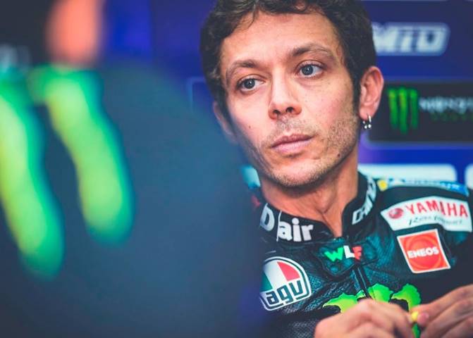 Valentino Rossi en el box del Monster Energy Yamaha durante los últimos test de pretemporada de MotoGP en Qatar