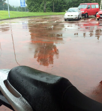 Una moto en una estación de ITV